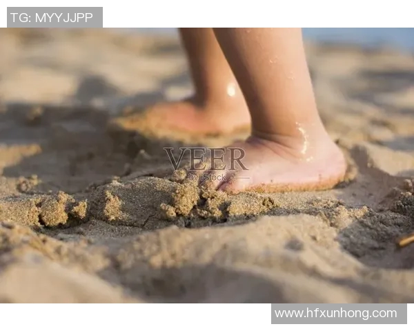 帅气足球明星赤脚奔跑展现无畏精神与自然之美